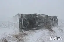 Вятърът обърна микробус и камион в Старозагорско