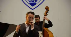 Баладите на Петър Салчев звучаха под „акомпанимент“ от площада