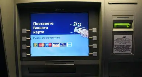 Апаш позирал пред камерите докато опитва да източи открадната карта Апаш позирал пред камерите докато опитва да източи открадната карта