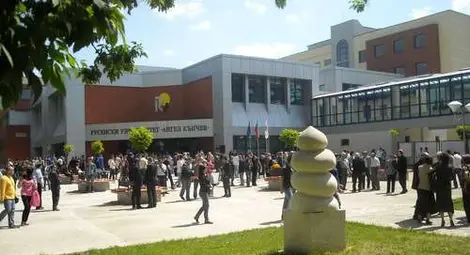 Кандидатстудентските изпити в университета започват с рисуване 