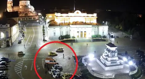 Таксиджия, съден за убийство, преби полицай пред парламента!