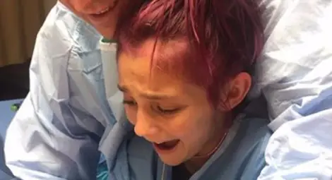 Момиченце изрод&ugrave; сам&oacute; малкото си братче 