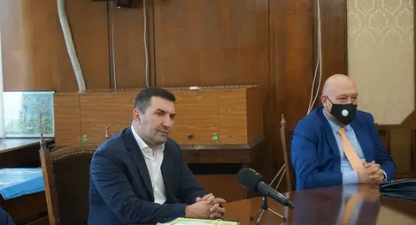 Красимир Даков и тогавашният директор на РИОСВ Анатоли Станев участваха в заседание на общинската комисия по екология, която разгледа инвестиционното намерение на бизнесмена през октомври миналата година. Снимка: Архив &bdquo;Утро&ldquo;