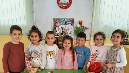 Деца даряват мартенички на онкоболни и лекари в Русе Деца даряват мартенички на онкоболни и лекари в Русе