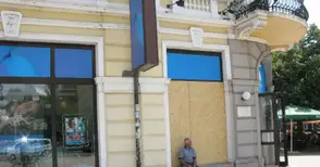 Психично болен строши с тротоарна плочка витрина на „Теленор“