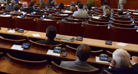 Остър сблъсък в парламента заради състава на КРС, едва не се стигна до бой 
