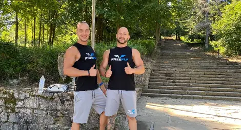 Двама русенци минаха на ръце 1790 стъпала до паметника на Шипка и обратно