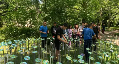 100 слушалки се вплетоха в арт-паяжина на "Заловено време" /галерия/