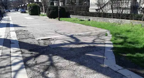 Д-р Теодора Константинова: Губим площада пред Симеоновата къща сред дупки, начупени плочки и паркирани коли