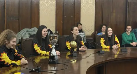 Кметът на Русе Пенчо Милков отличи волейболистките на ВК &bdquo;Любо Ганев &ndash; Автосвят&ldquo; за спечелената Купа на България