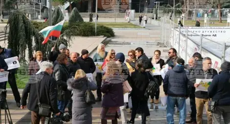 Жители на няколко села в община Средец се събраха на протест пред Съдебната палата в Бургас срещу изграждането на фотоволтаичен парк