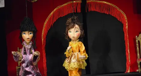 Куклите за &bdquo;Принцесата и свинарят&ldquo; са изработени от Румен Ангелов от търговищкия Куклен театър.