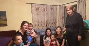 Доброволци и дарители осигуриха уют в дома на майка и двете й деца