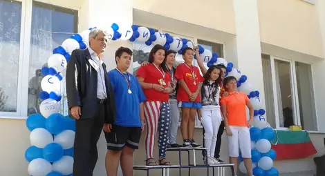 Ученици провериха мерник  на турнир по стрелба