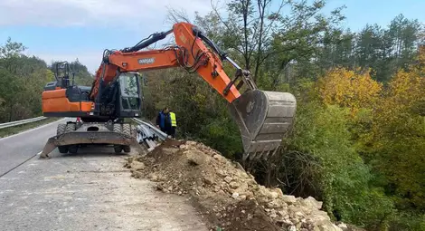 Насипва се скален материал за аварийното укрепване на участъка от пътя Русе-Бяла до село Обретеник