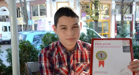 Картина на Джем Мустафа посреща посетителите в музея на Ван Гог