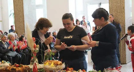 Шарени яйца и великденски вкусотии