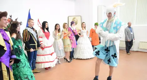 Облеклото си уши коледна елха със златист корсет и дипли от борови игли