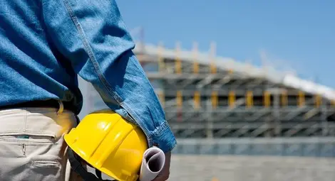 Работник с отрязан пръст,  друг в болница след натравяне