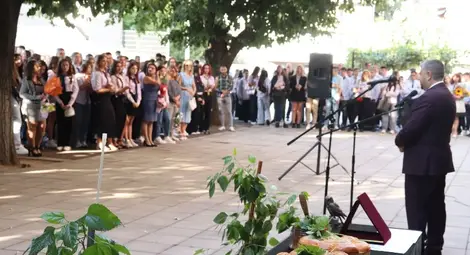 Драгомир Драганов: Професионалната гимназия по икономика и управление е призвана да възпитава млади хора със свободен дух и любопитен ум Драгомир Драганов: Професионалната гимназия по икономика и управление е призвана да възпитава млади хора със свободен дух и любопитен ум