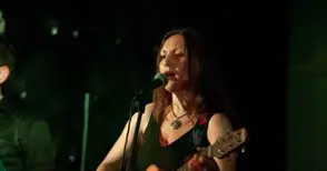 Крис представя акустичен  солов проект в Клуба