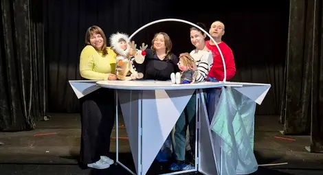 Кукленият театър води малката си публика на полярния кръг с &bdquo;Вълшебното коледно акордеонче&ldquo;