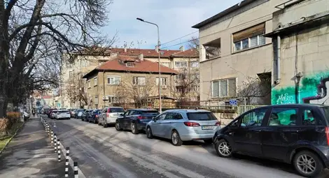 Знакът за таксиметрова стоянка вече е премахнат и на двете места вече може да се паркира свободно.                 Снимка: Утро