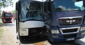 Автобус с работнички катастрофира заради обратен завой на румънски тир