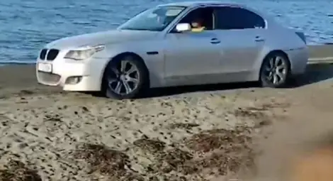 Наглеци паркират на плаж между туристите