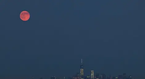 Милиони наблюдаваха очарователното суперлуние /снимки от различни краища на света/ Милиони наблюдаваха очарователното суперлуние /снимки от различни краища на света/