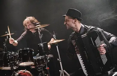 „Вековна рапсодия“ или когато класиката прегърне прогресив рока.. Калоян Куманов събира Шопен и Бетовен, в компанията на Стунджи, Миро Турийски и Миро Иванов „Вековна рапсодия“ или когато класиката прегърне прогресив рока.. Калоян Куманов събира Шопен и Бетовен, в компанията на Стунджи, Миро Турийски и Миро Иванов