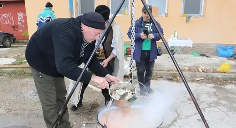 Молебен за здраве и рибен курбан на Никулден в Русе