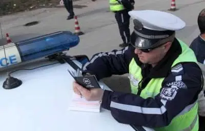 Шофьор разкъса униформата на полицай 