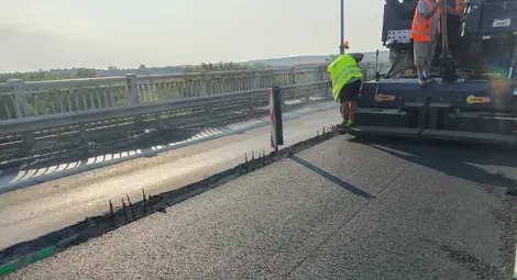 Асфалтира се затворения 320-метров участък на Дунав мост при Русе