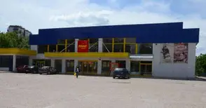 Охранител в „Пени Маркет“ обижда жена с дете заради отворена вафла