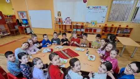 Деца даряват мартенички на онкоболни и лекари в Русе Деца даряват мартенички на онкоболни и лекари в Русе