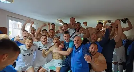 През есента футболистите на &bdquo;Беласица&ldquo; се щракнаха еуфорично за снимка след победата си в Русе, сега дунавци огласиха с триумфални възгласи съблекалнята в Симитли.   Снимка: fcdunav