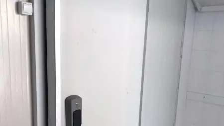 Хладилната камера, в която могат да се съхраняват изследваните трупове за по-дълъг период. 			          Снимки: &bdquo;Утро&ldquo;