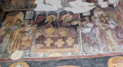 Характерни за храма са стенописите с живи и реалистични образи.