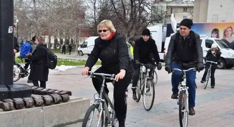 Холандски дипломат рискува с колело в Русе