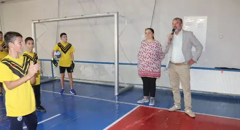 Драгомир Драганов игра футбол с учениците от ОУ „Олимпи Панов“ Драгомир Драганов игра футбол с учениците от ОУ „Олимпи Панов“