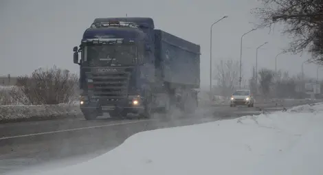 Ограничават движението на тежки камиони заради снега