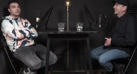 Снимки: Стопкадри от разговора между Тото и Димитър Маринов Снимки: Стопкадри от разговора между Тото и Димитър Маринов