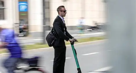 Париж забрани електрически тротинетки под наем