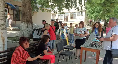 Голям интерес към обучителна кампания за машинното гласуване в Ценово /галерия/