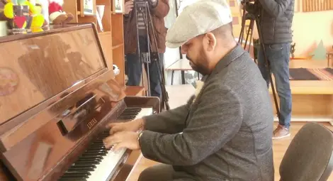 Музикант купи пиано за 6000 долара за децата в дома, където е израснал