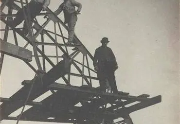 Стоян Самоука - силуетът на едрия мъж най-горе на снимката. Снимки: Дигитален архив на авторите