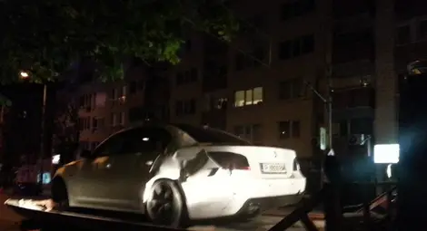 БМВ на дрифт помете две паркирани коли по &bdquo;Борисова&ldquo;