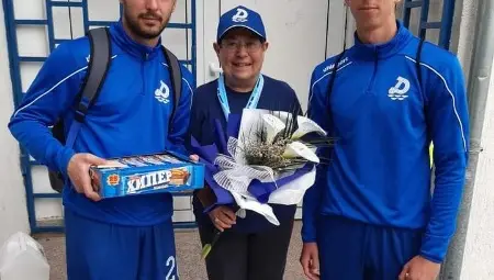 Г-жа Кънчева с голмайстора на отбора Йордан Димитров /вляво/ и другия централен нападател Александър Кирилов. Снимка: Васко ТОДОРОВ