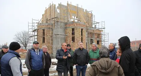 Изграждат стените на новия православен храм в Бяла